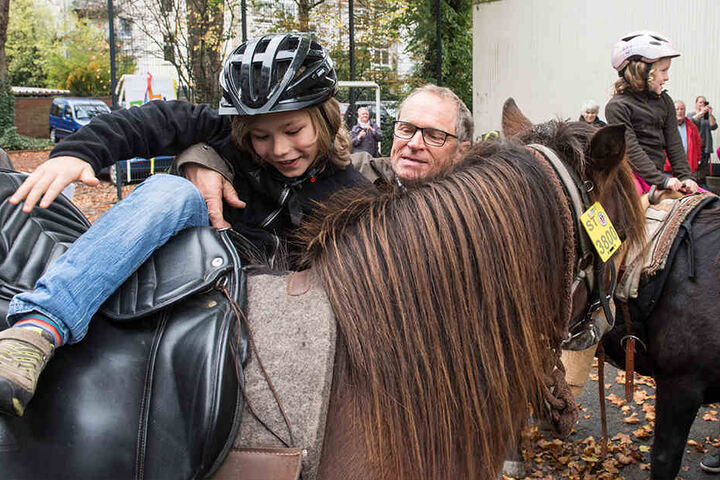 Beim Aufsetzen half der 62-Jährige fleißig mit.