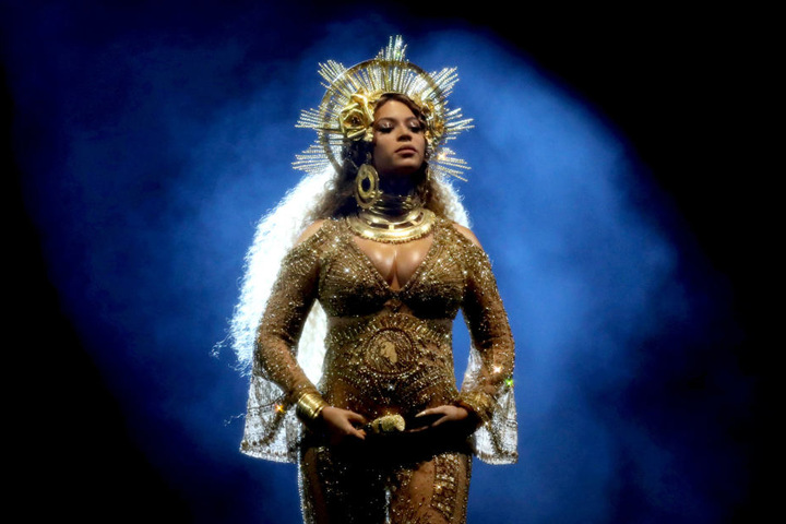In einem hautengen goldfarbenen Kleid sowie riesigem Haarreif und großen Ohrringen tanzte und sang die 35-Jährige unter anderem zu ihren Song "Sand Castles" vom Album "Lemonade".