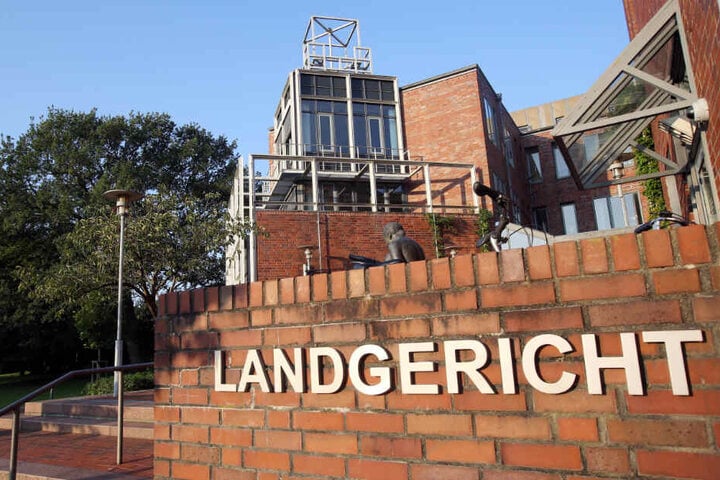 Der Prozess findet vor dem Landgericht Itzehoe statt.