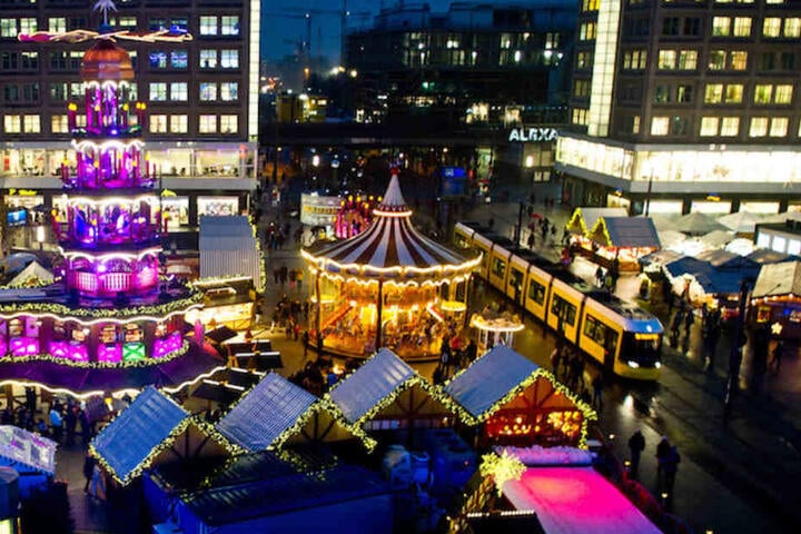 Blick auf den Markt am Alexanderplatz - links thront Europas größte Erzgebirgspyramide.