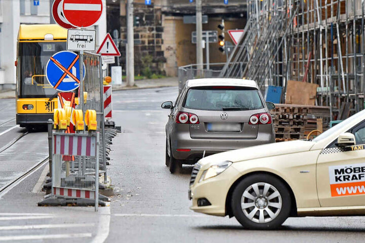 Auch die eigentliche Fahrspur ist gesperrt.