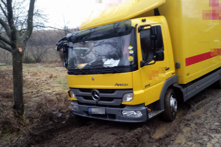 Bis zur Vorderachse steckte der Lkw im Schlamm fest.