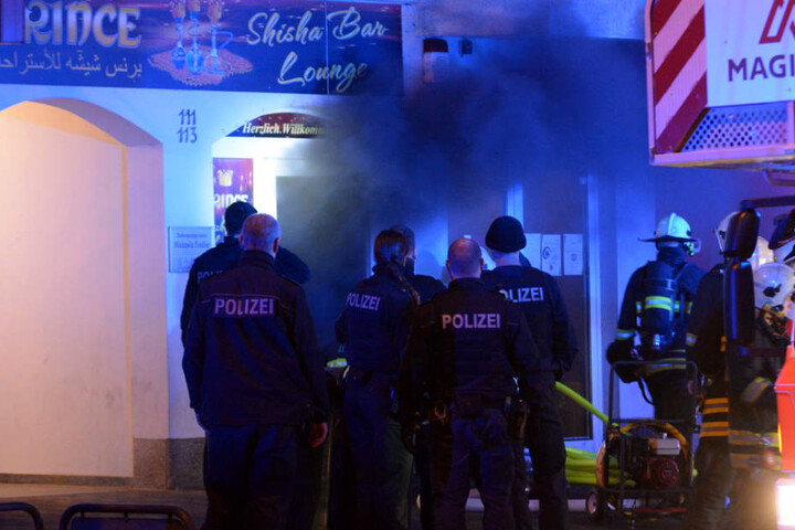 Polizisten evakuierten die Anwohner noch vor Eintreffen der Feuerwehr aus dem Gebäude.