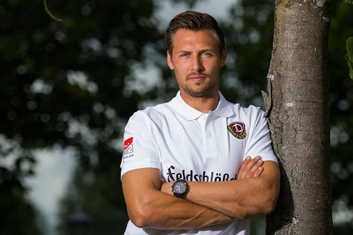 Locker und relaxt lehnt Sören Gonther im Dynamo-Trainingscamp an einem Baum. Der Verteidiger sagt offen seine Meinung, ist ein Leadertyp.
