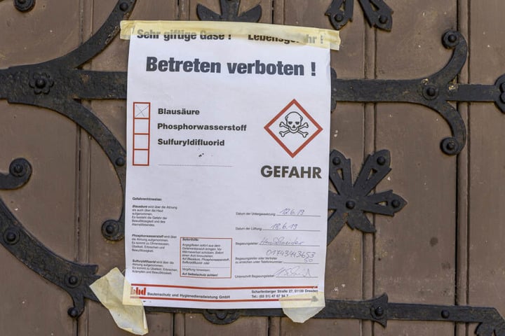 Verbotsschilder warnten vor der hochgiftigen Blausäure.