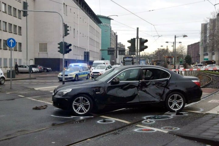 Rettungskräfte befreiten den eingeklemmten Schwerverletzten aus dem BMW.