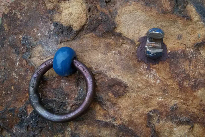Links ein intakter, nachträglich gesetzter Sicherungsring, rechts ein zerstörter.