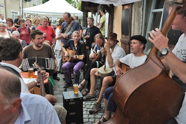 Das Inselfest hat musikalisch viel zu bieten. Es wurde nach der Flut 2002, als Laubegast zu einer Insel wurde, so benannt.