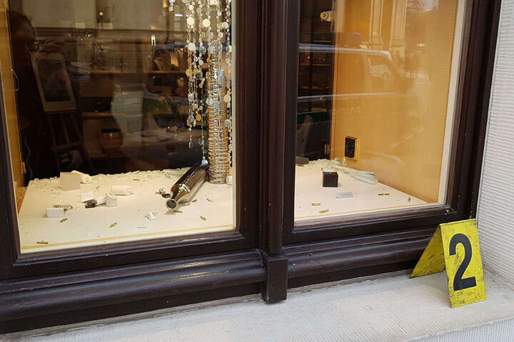 Bild der Verwüstung: Der Täter hat Schmuck-Halterungen umgehauen.