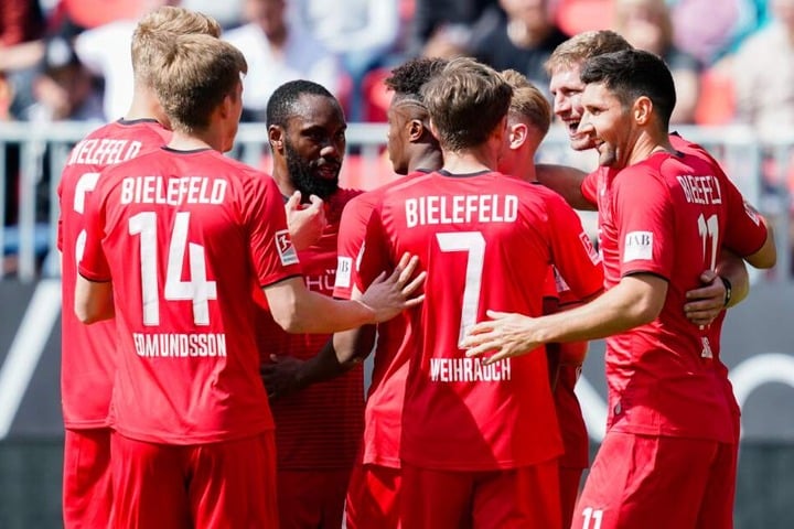 Bielefelds Torschütze Fabian Klos (2.v.r.) jubelt mit Mannschaftskollegen über sein Tor zum 1:0.