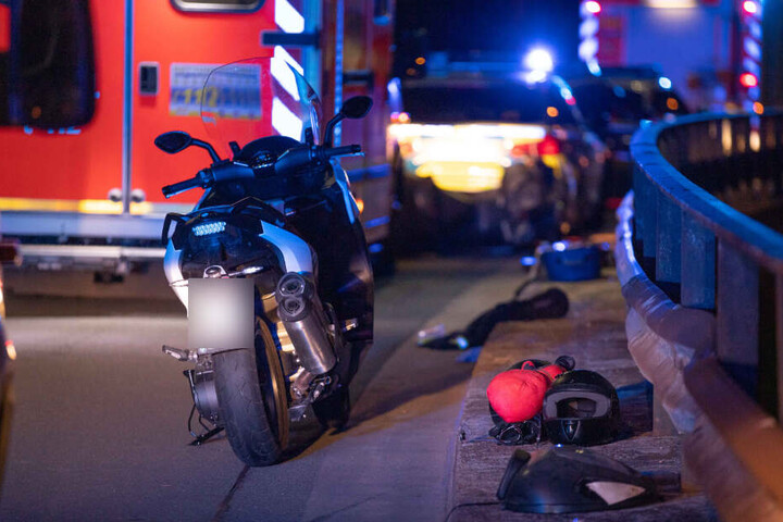 Eine der beiden schwer verletzten Personen wurde in ein Krankenhaus gebracht, die andere verstarb noch an der Unfallstelle.