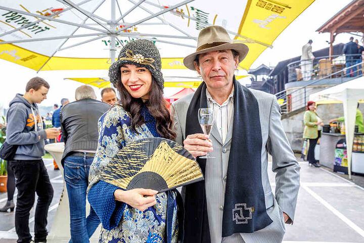 Künstler Holger John (57) kam mit Muse Lidia Valenta. Hut und Garderobe der
Sängerin wurden prämiert.