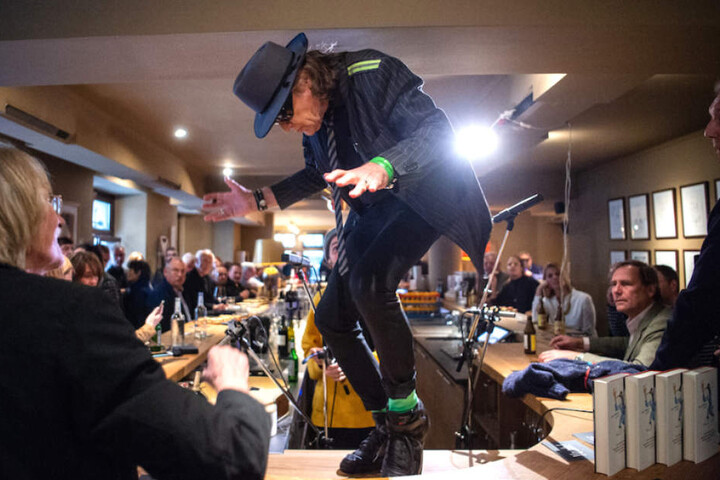 Völlig losgelöst: Udo Lindenberg (72) legt eine Flotte Sohle auf den Tresen.