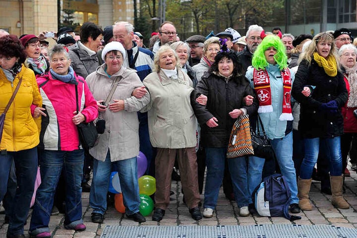 Hunderte Schaulustige verfolgten auf dem Chemnitzer Markt den Auftakt der Faschingssaison.