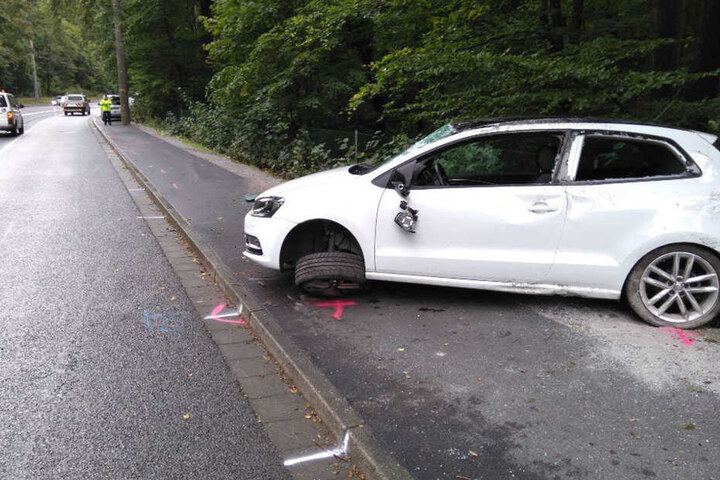 Auf regennasser Straße kam das Auto von der Fahrbahn ab.