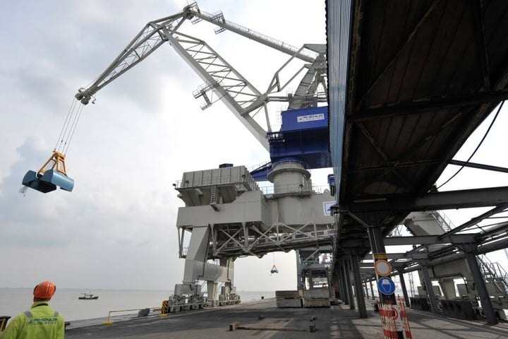 Die ersten Wrackteile wurden am Montag nahe der Niedersachsenbrücke in Wilhelmshaven entdeckt.