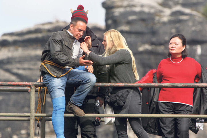 Ein Stunt-Team erlärt Erdogan Atalay (50) ganz genau, wie die gefährliche
Szene zu drehen ist.