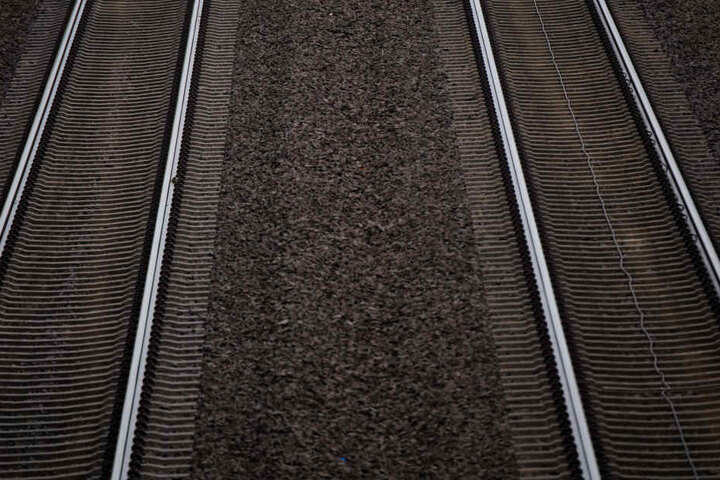Die Leiche des 54-Jährigen wurde an Bahngleisen in Mansfeld (Sachsen-Anhalt) gefunden. (Symbolbild)