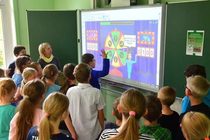 Interaktives Board statt Kreidetafel. Hier erfährt die Klasse 4, wie modernes Lernen geht.