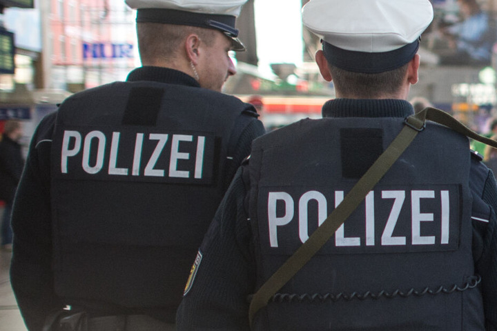 Zwei Bundespolizisten wurden von einem 70 Jahren alten Mann bespuckt. (Symbolbild)
