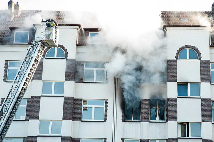 Zum Teil mussten Personen über die Drehleiter aus dem brennenden Gebäude gerettet werden.
