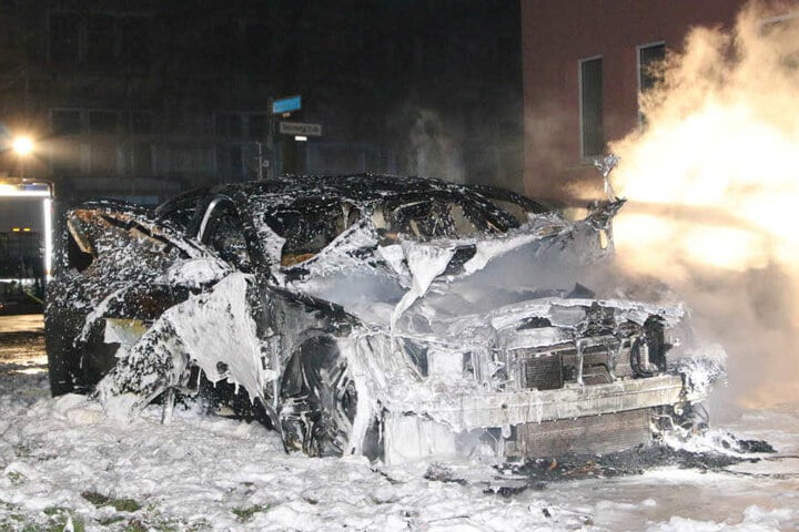 Auch in Berlin-Hellersdof brannte ein Mercedes.