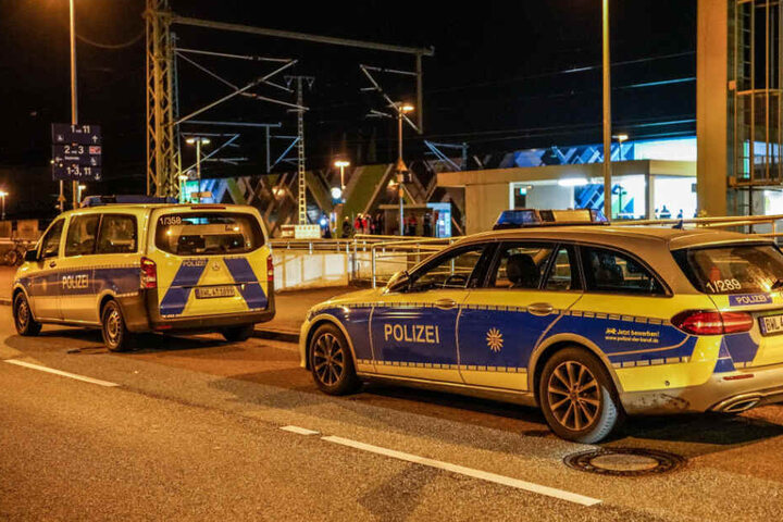 Die Polizei nahm mehrere Menschen fest.