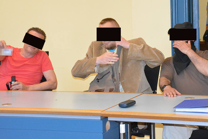 Die drei Angeklagten beim Prozessauftakt in Zwickau.