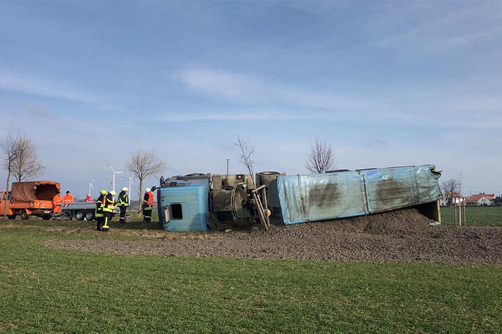 Der Schutt, mit dem der Lkw beladen war, ging im Straßengraben verloren.