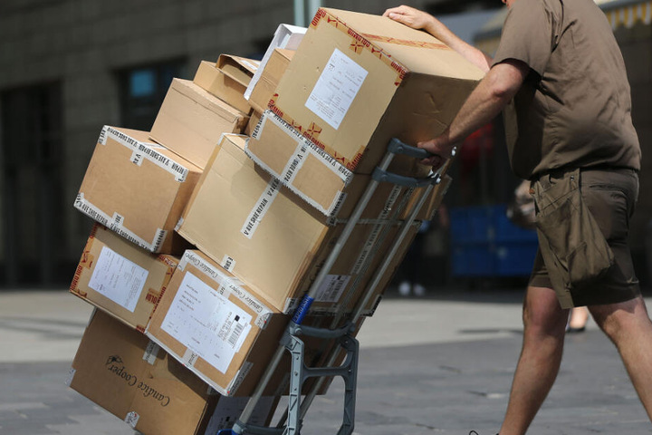 Ein Postbote wurde offenbar wegen eines Pakets angegriffen. (Symbolbild)
