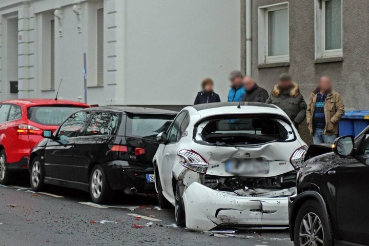 Fünf Autos wurde bei dem Unfall beschädigt.
