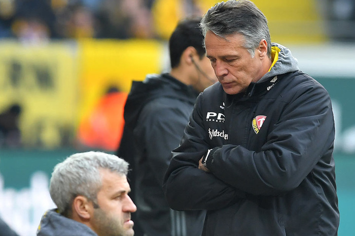 Dynamos Trainer Uwe Neuhaus (r.) und sein Assistent Peter Németh waren mit
dem Ergebnis natürlich nicht zufrieden.