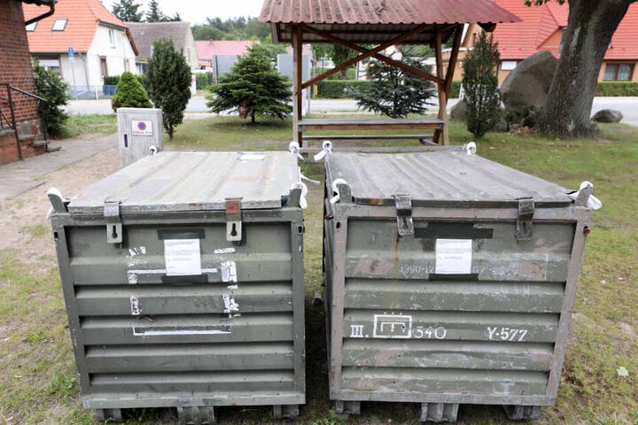Auf dem Gelände der Freiwilligen Feuerwehr stehen Container der Bundeswehr, in die Bürger Fundstücke nach dem Eurofighter-Unglück legen sollen.