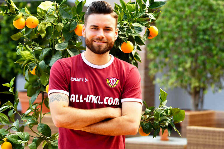 Niklas Kreuzer im Innenhof des Dynamo-Teamhotels La Cala Golf im spanischen Mijas vor einem Orangenbaum.