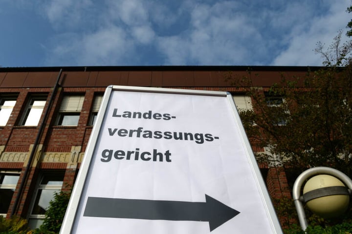 Ein Schild mit der Aufschrift "Landesverfassungsgericht" weist den Weg zum Sitzungssaal des Landesverfassungsgerichts in Schleswig-Holstein.