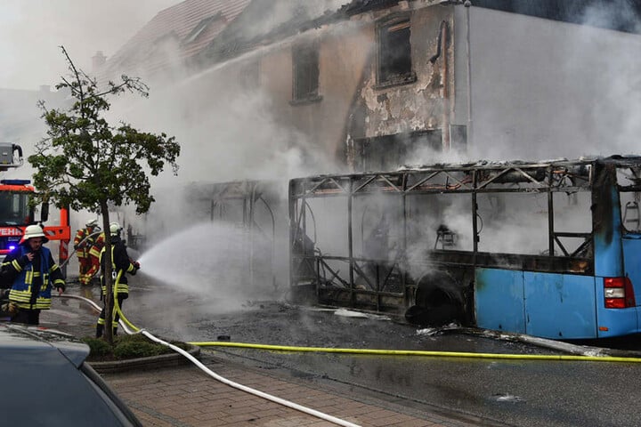 Die Flammen griffen auf das Wohnhaus einer dreiköpfigen Familie über.