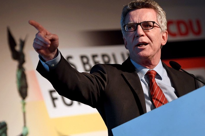 Das Gesetz von Innenminister Thomas de Maizière (CDU) ist bei Menschenrechtsorganisationen und der Opposition sehr umstritten.