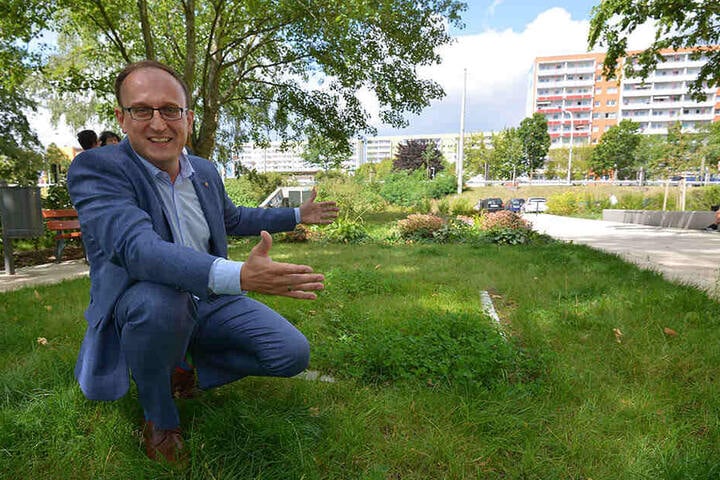 Jörg Vieweg (48) vom Bürgerverein Helbersdorf zeigt, wo das Kunstobjekt in Helbersdorf seinen Platz erhalten soll.