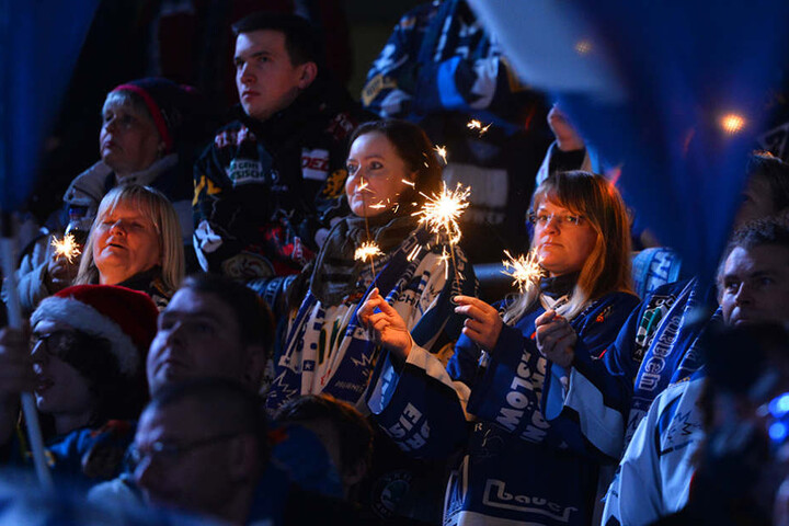 Beste Stimmung bei den Eislöwen-Fans in der EnergieVerbund Arena.