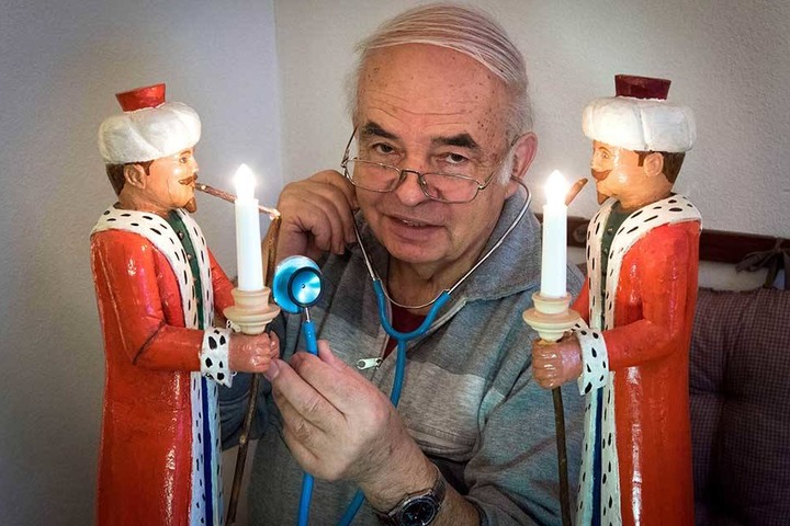Wolf-Dietrich Müller (75) repariert seit Jahrzehnten alte Weihnachts-Deko. Diese Figuren haben schon 150 Jahre auf dem Buckel.