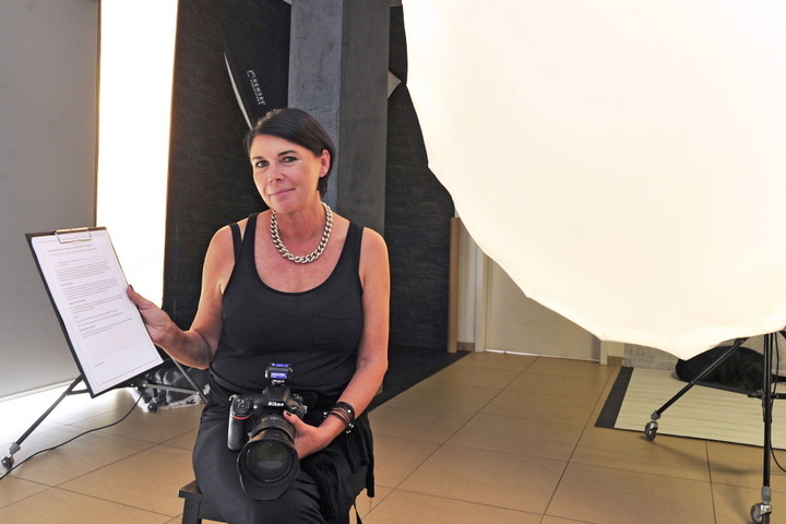 Petra Hammermüller (58), Chefin von "Super Foto Chemnitz", hätte sich mehr Hilfe und konkrete Auskünfte gewünscht. Mittlerweile hat sie sich mehrereFormulare beschafft und lässt vor Fotoshootings jeden Kunden unterzeichnen.