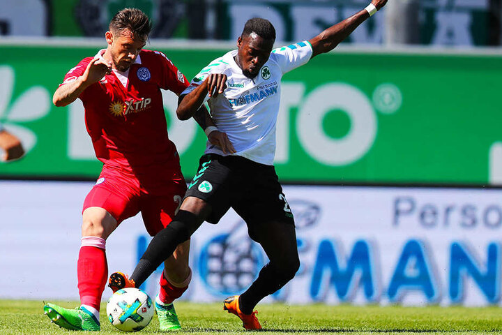 Fürths Khaled Narey ist vor Duisburgs Borys Tashchy am Ball, der später aber den 1:1-Ausgleich für den MSV erzielte. Durch das 2:2-Unentschieden muss Fürth das Abstiegsendspiel beim 1. FC Heidenheim gewinnen, um die Liga zu halten.