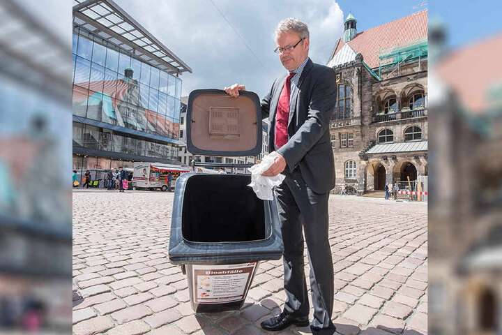 Nach dem Modellversuch kommt die richtige Einführung: ASR-Chef Dirk Behrendt (56) mit einer stinkfreien Biotonne.
