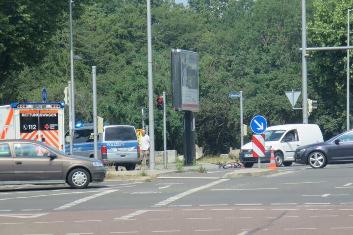 Rettungskräfte und Notarzt versorgten den Radfahrer noch vor Ort.