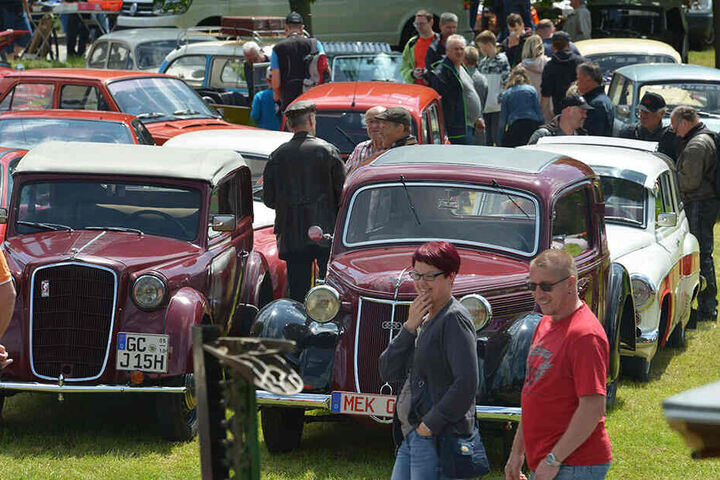 Das Super-Wetter brachte viele Besucher: Rund 1 000 Schaulustige bestaunten die Oldtimer in Lauta.