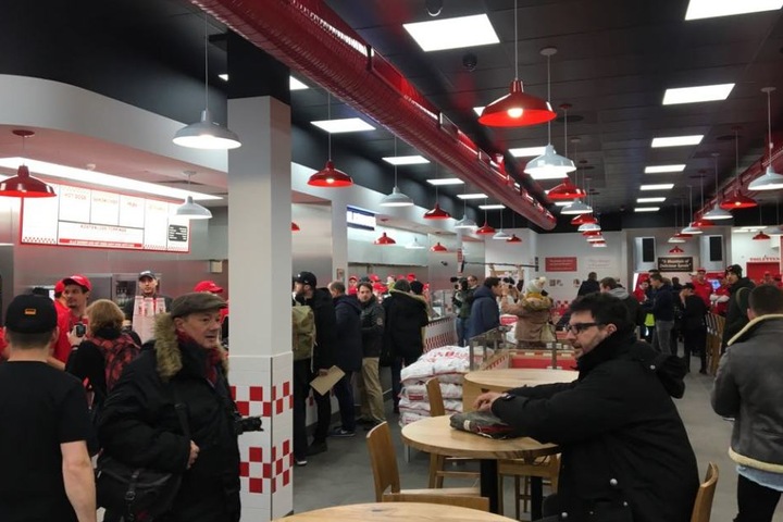 Die ersten Besucher tummeln sich im Premieren-Restaurant.