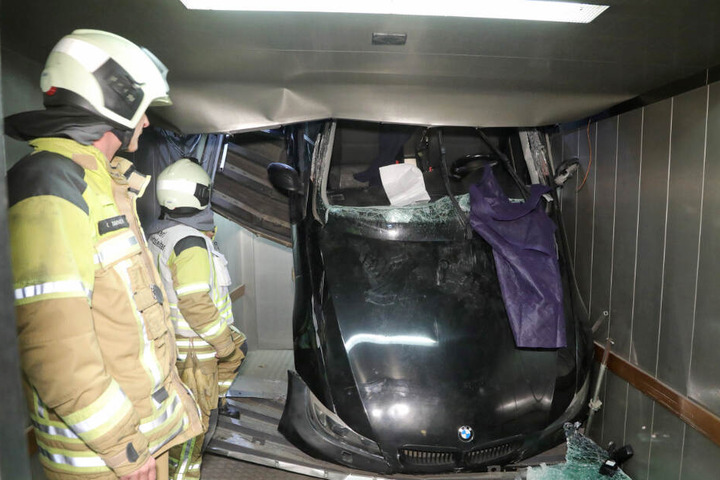 So einen Anblick haben die Feuerwehrleute bisher wohl noch nicht zu sehen bekommen.