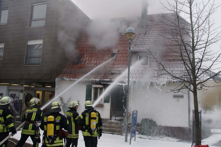 Bei dem Feuer wurden zwei Hausbewohner sowie der Tanklaster-Fahrer schwer verletzt.