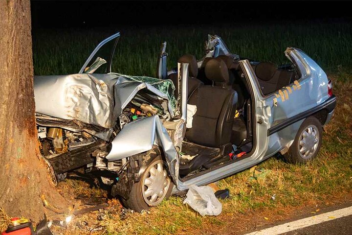 Der Citroen Saxo wurde durch den Frontal-Crash extrem stark deformiert.