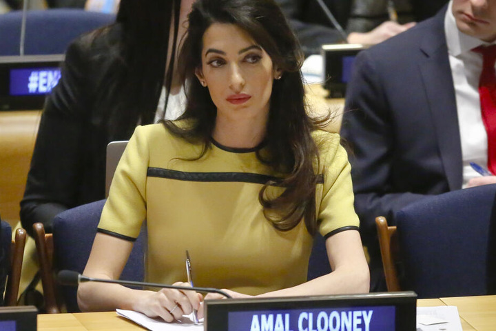 Amal Clooney ist die Anwältin der Nebenklägerin, der Mutter des toten Mädchens.